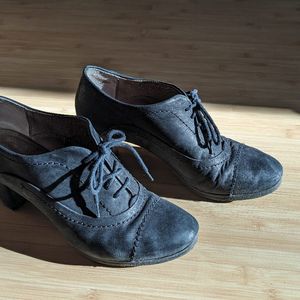 Chaussures noires à talon taille 38