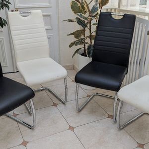 Urgent Lot de 4 chaises noires et blanches 