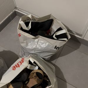 Trois sacs de chaussures pour femmes