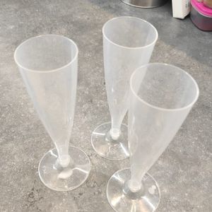 3 coupes de champagne en plastique réutilisables