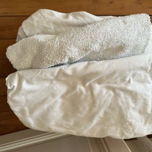 Donne draps blancs et serviettes blanches