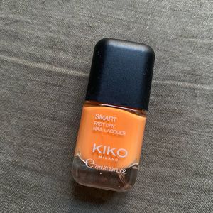 Vernis à ongles orange (KIKO)