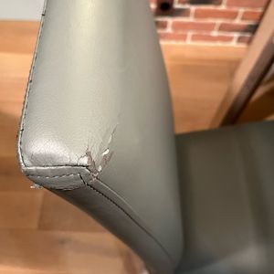 3 chaises grises à donner en simili cuir 