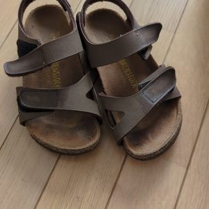 Paires de sandales Birkenstock taille 27