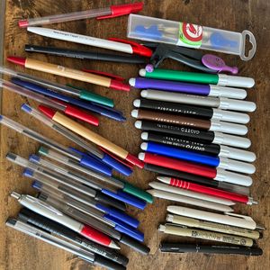 Lots de stylos, feutres…