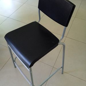 Chaise de bar haute Ikea noire plastique et métal