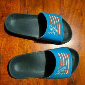 Claquettes bleues, type chaussures de piscine 