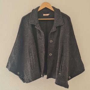 Manteau cape gris foncé