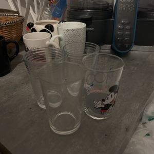 4 verres dont un mikey 