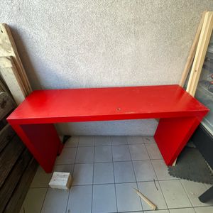 Table rouge à roulette 