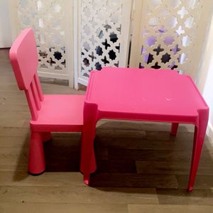  Bjr en don petit table rose et chaise rose 