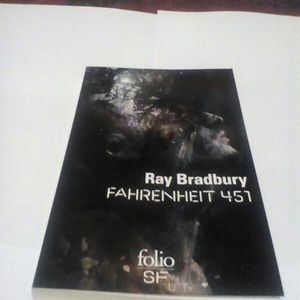 Un livre titre Ray Bradbury en bon état 