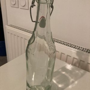 Bouteille en verre avec bouchon à bascule