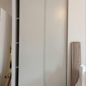 Deux portes de placard coulissantes