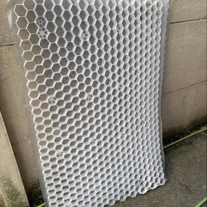 Grille pour tenir les cailloux 