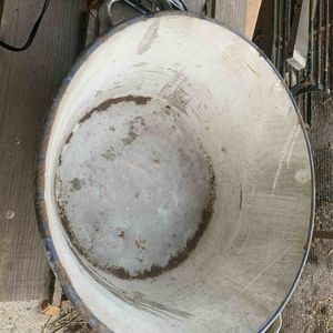 Vieille bassine en métal 