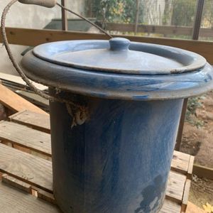 Vieux seau en métal 