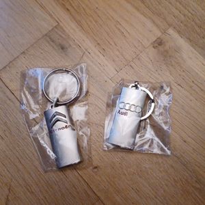 2 porte-clés neufs Audi et Citroën