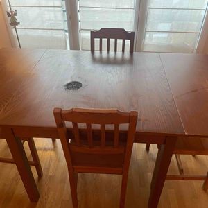 Table extensible et 4 chaises 