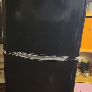 Donne frigo noir fonctionnel style vintage