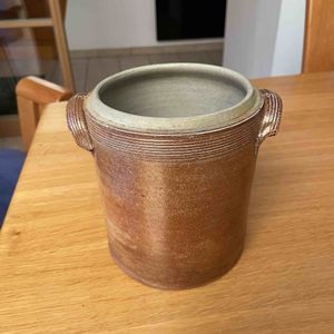 Pot en grès avec trous pour suspension 