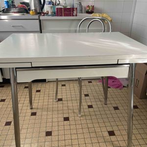 Table à rallonges et chaises 