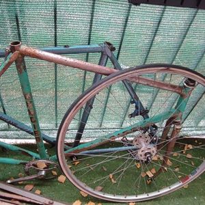 2 cadre de vélo plus une roue 