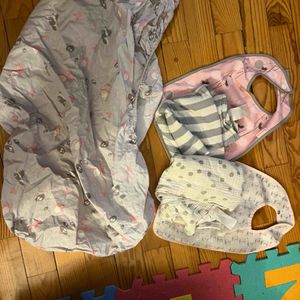 Une aleze deux langes et deux bavoirs