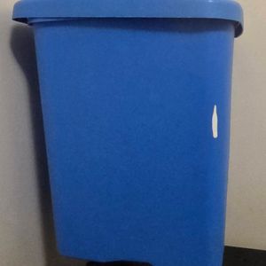 Petite poubelle bleue