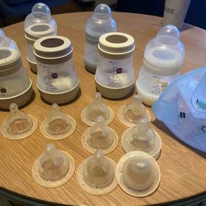 Lot biberons tétines et doseur lait 