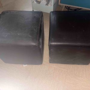 2 poufs en cuir un peu abîmés (mette une housse) 