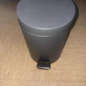 Petite poubelle de salle de bain (nettoyée) grise