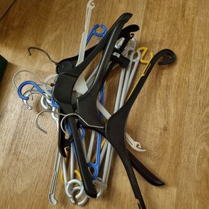 Donne 12 cintres en plastique 