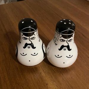 Salière et poivrière hommes moustachus