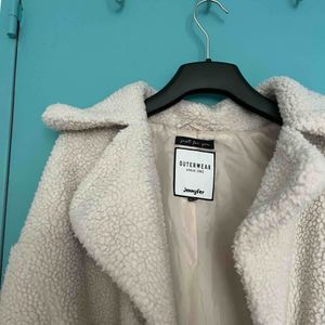 Manteau blanc type moumoute