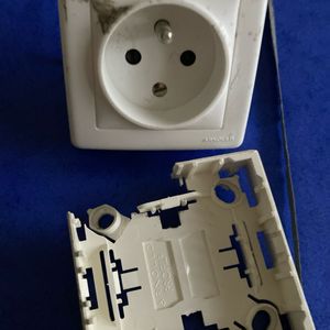 Vieille prise cassée 
