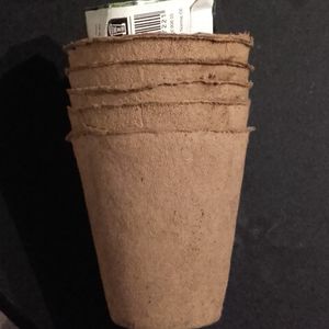 petits pots à planter en fibre végétale / réservé