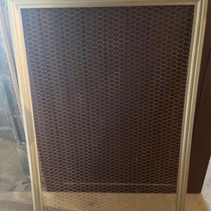 Tableau grillage poule doré pour accrocher photos 