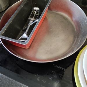 Moule a cake, poêle et tire bouchon 