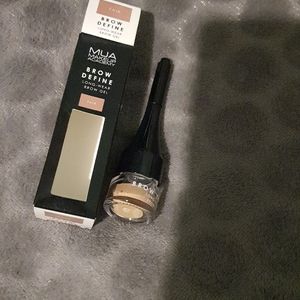 Maquillage pour définir sourcils. 