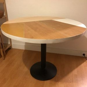 Table en bois avec pied en fonte à venir chercher 