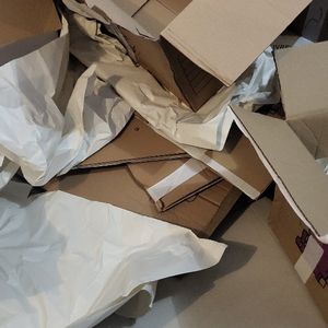 Donne beaucoup de cartons et papier