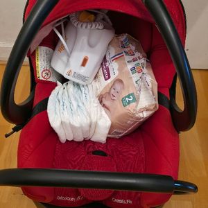 Cosi bébé + chauffe biberon +couches