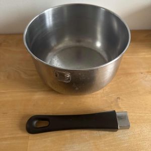 Casserole avec manche cassé