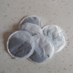 Donne reste de sachets de thé noir