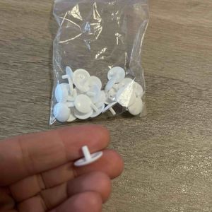 Pour masquer les trous dans les meubles 