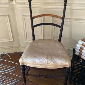 Petite chaise assez basse