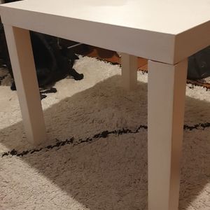 Table ikea repeinte en blanc 55x55cm