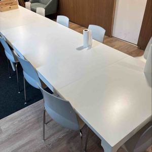 Grand table blanche avec rallonge 