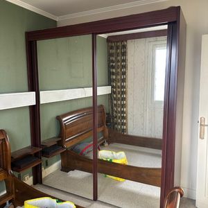 Armoire en bois avec portes miroir 